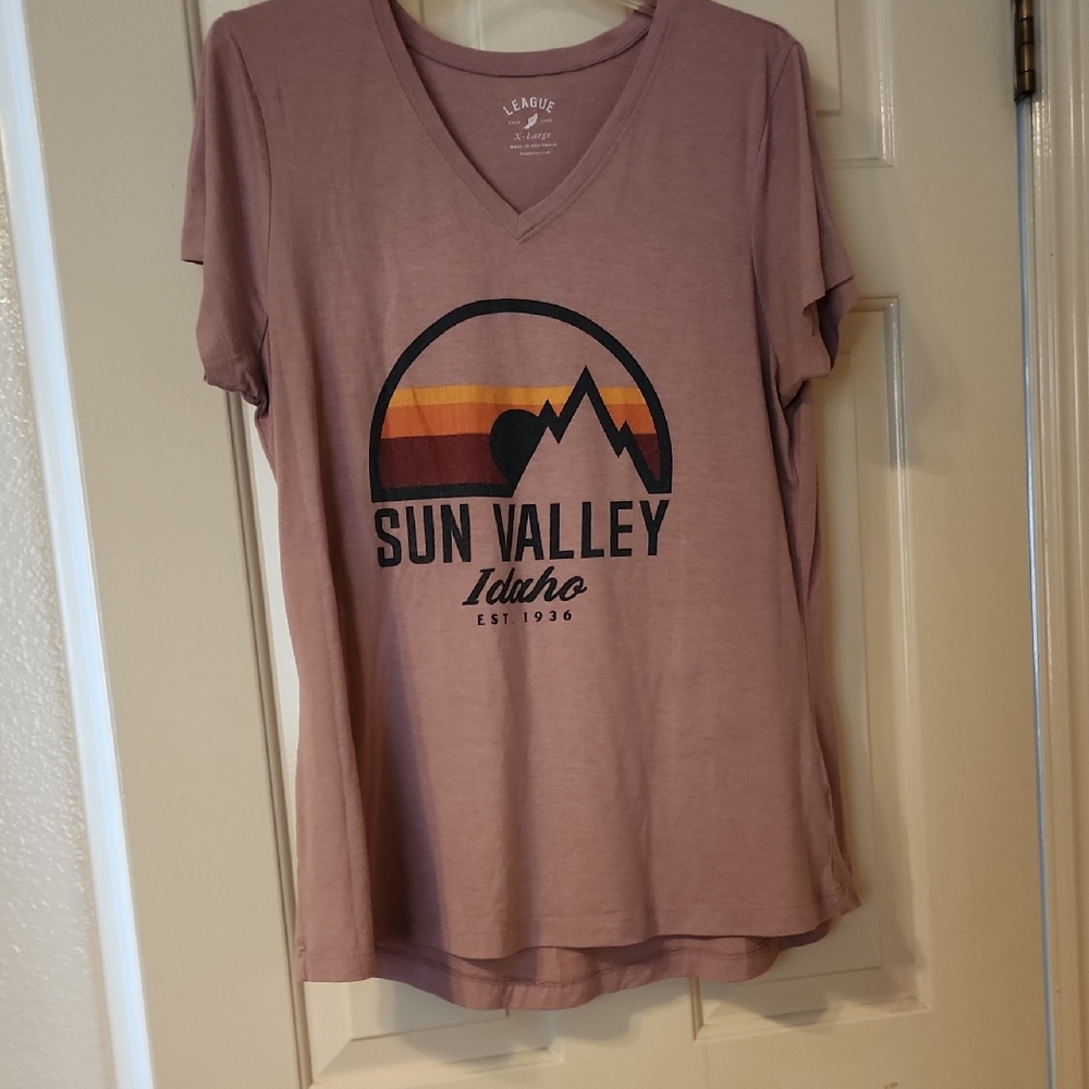 League Women's Graphic Tee - Mauve with Sun Valley Design